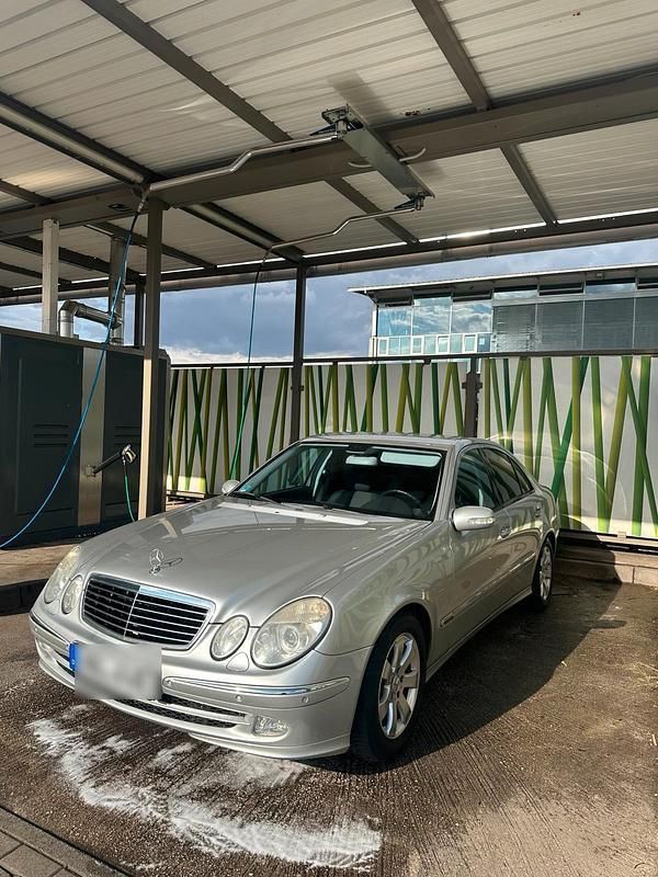 Silber Gebraucht 2003 Mercedes E270 Limousine | 3.800 € (Fairer Preis) - Bild 1/4