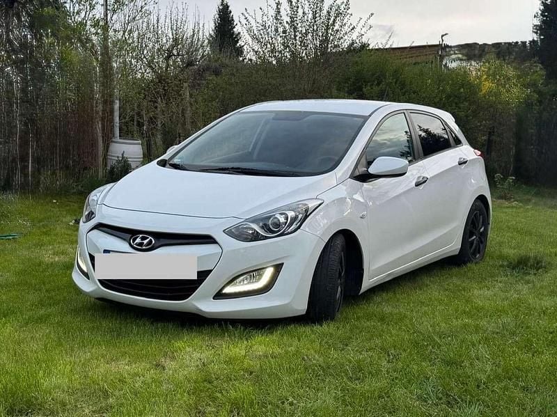 Weiß Gebraucht 2013 Hyundai i30 Classic Limousine | 5.600 € (Fairer Preis) - Bild 1/4