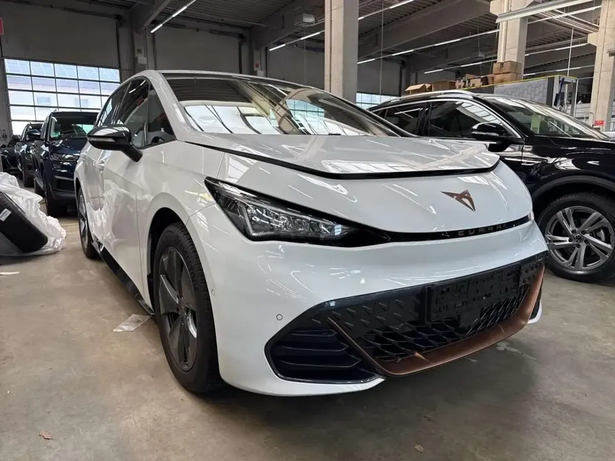 Second-hand Cupra Born 150 kW (204 CP) 2023 Alb Hatchback