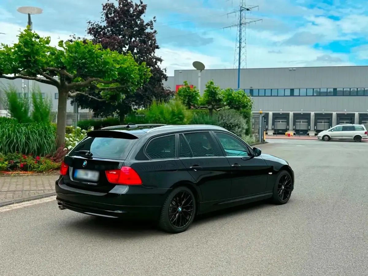 Gebraucht BMW 320 184 PS (135 kW) 2012 Schwarz Kombi