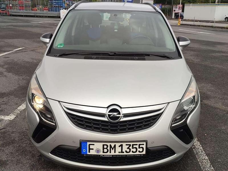 Grau Gebraucht 2013 Opel Zafira Tourer Edition Van / Kleinbus | 4.900 € (Guter Preis) - Bild 1/4