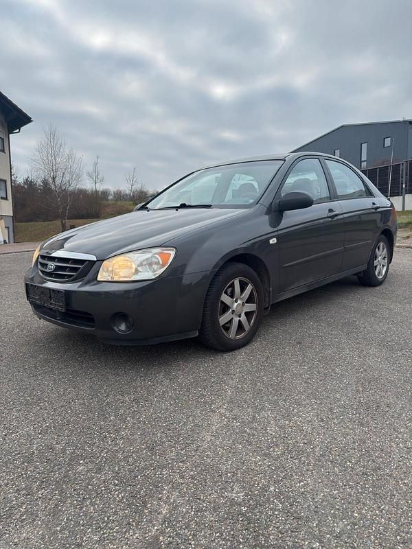 Grau Gebraucht 2004 Kia Cerato Limousine | 1.599 € (Fairer Preis) - Bild 1/4