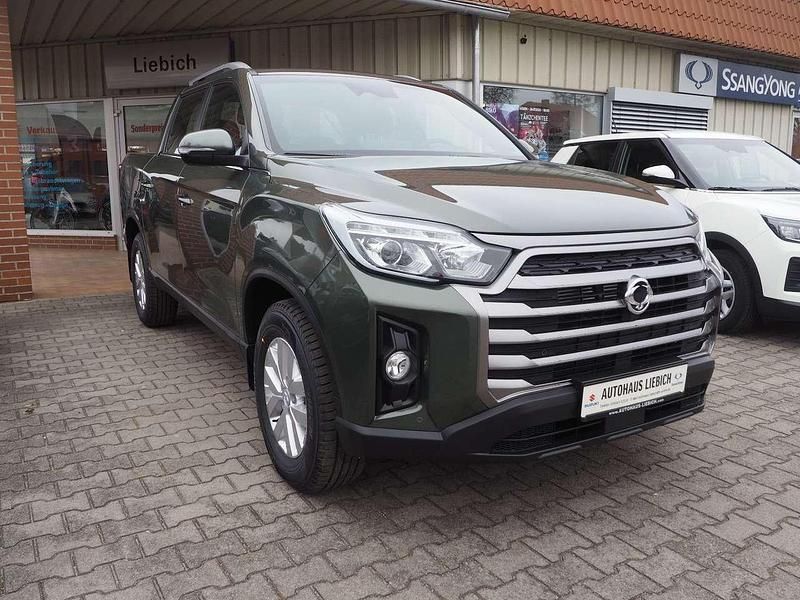 Amazonia green met. Gebraucht 2025 Ssangyong (KGM) Musso SUV | 33.990 € (Fairer Preis) - Bild 1/4