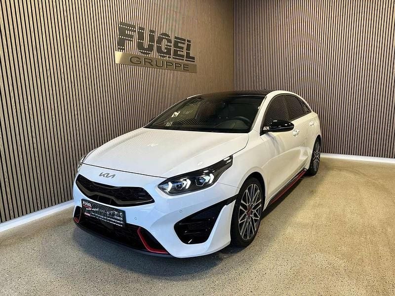 Gebraucht Kia ProCeed GT 204 PS (150 kW) 2024 (hw2) deluxeweiss met. Kombi