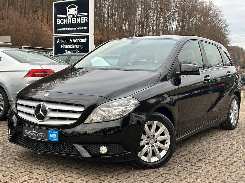 Schwarz Gebraucht 2014 Mercedes 180 Limousine | 11.750 € (Guter Preis) - Bild 1/4