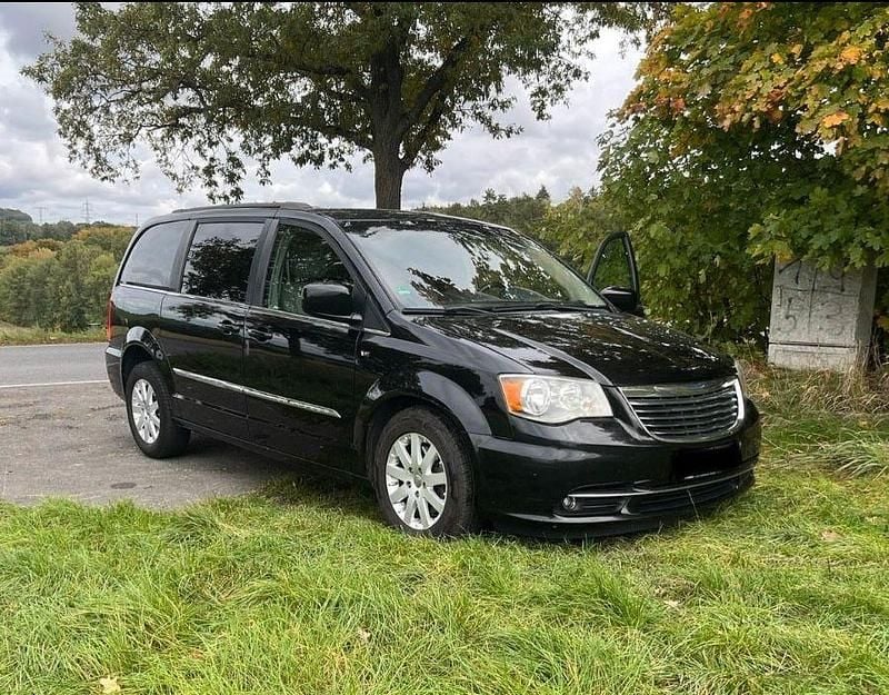Schwarz Gebraucht 2013 Chrysler Voyager Van / Kleinbus | 9.200 € (Fairer Preis) - Bild 1/4