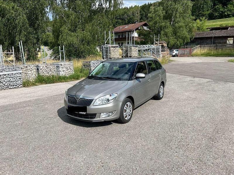 Gelb Gebraucht 2015 Skoda Fabia Family Kombi | 4.699 € (Superpreis) - Bild 1/4