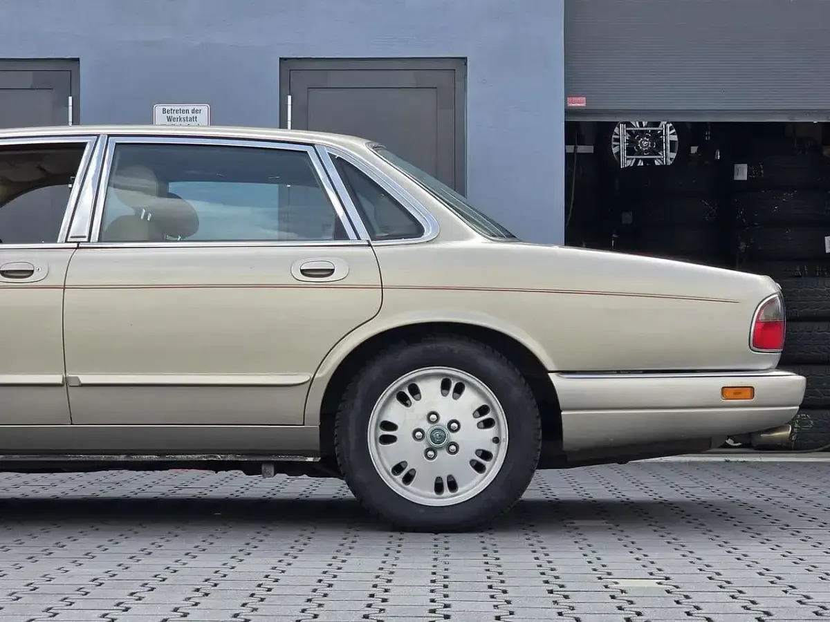 Gebraucht Jaguar X300 Sovereign 241 PS (177 kW) 1995 Silber Limousine