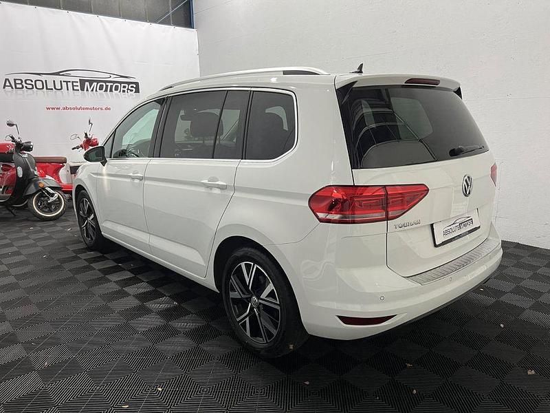 Gebraucht VW Touran Highline 150 PS (110 kW) 2019 Pure white Van / Kleinbus