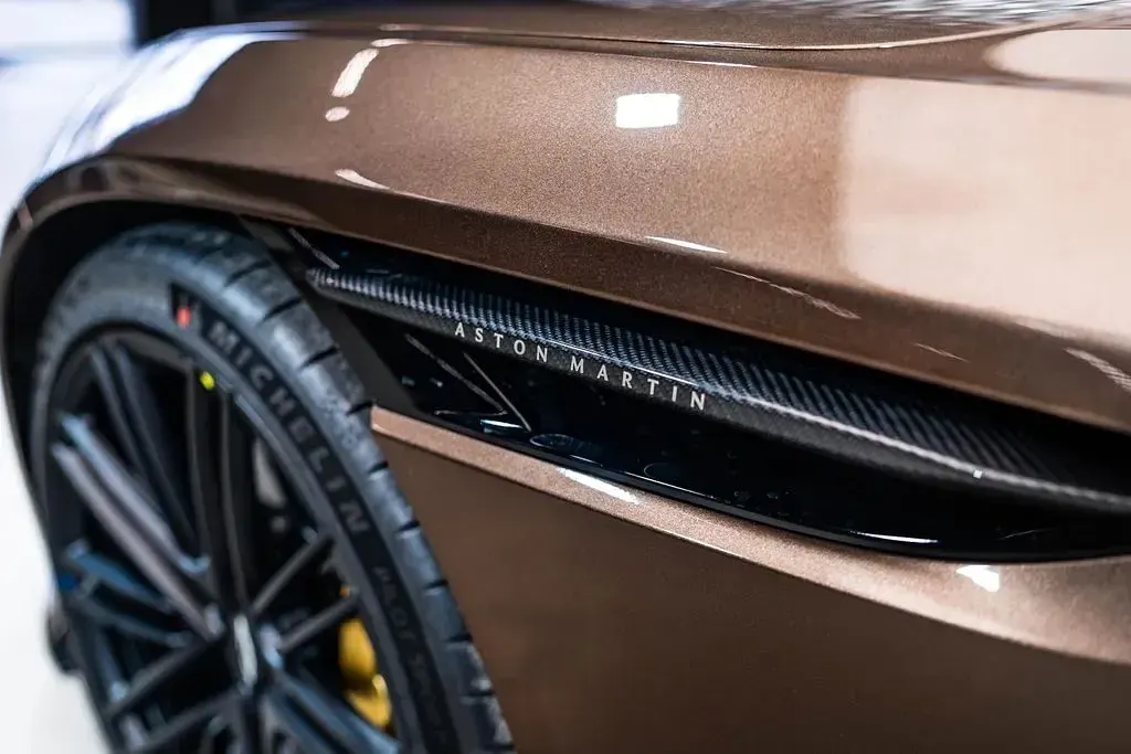 Gebraucht Aston Martin DB12 680 PS (500 kW) 2025 Braun Coupé
