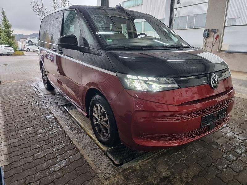 Gebraucht VW Multivan 150 PS (110 kW) 2023 Deep black perleffekt/ fortanarot Van