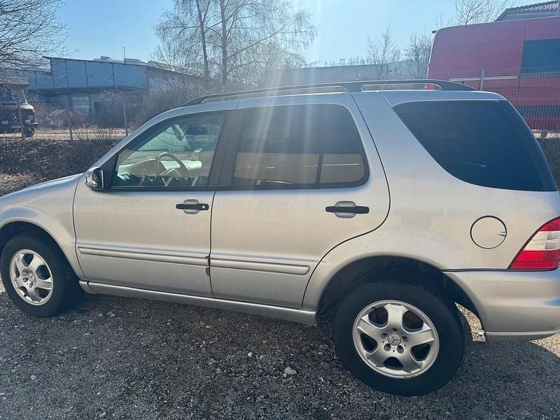 Gebraucht Mercedes ML270 163 PS (119 kW) 2003 Silber SUV