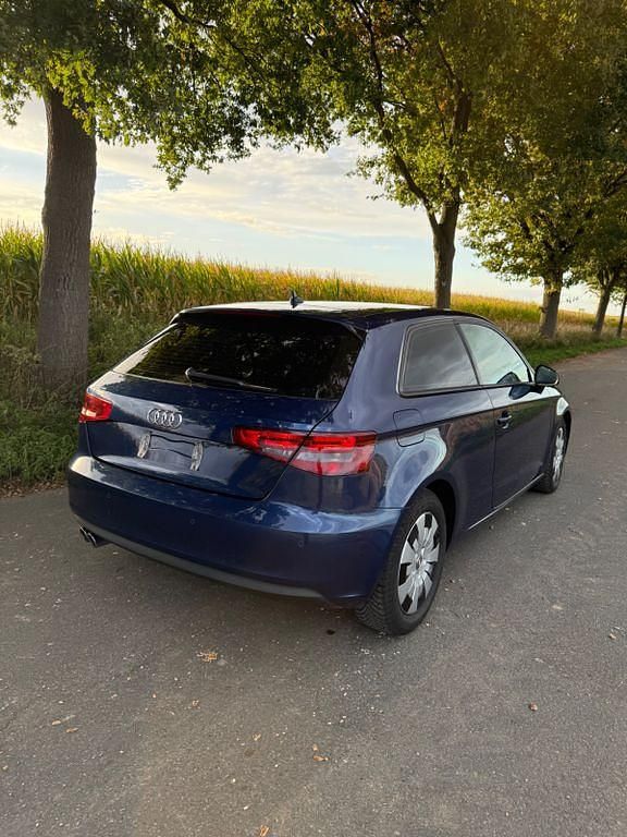 Blau Gebraucht 2015 Audi A3 Ambition Limousine | 7.999 € - Bild 1/4