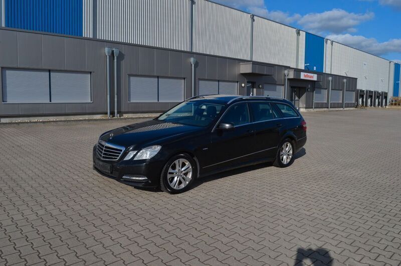Schwarz Gebraucht 2010 Mercedes E220 Avantgarde Kombi | 5.250 € - Bild 1/4