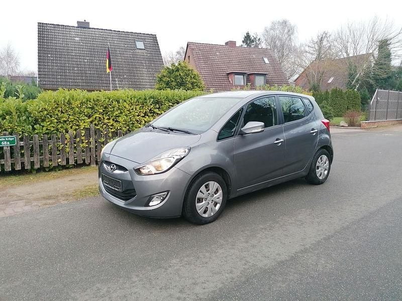 Grau Gebraucht 2013 Hyundai ix20 Edition Kleinwagen | 4.790 € (Superpreis) - Bild 1/4