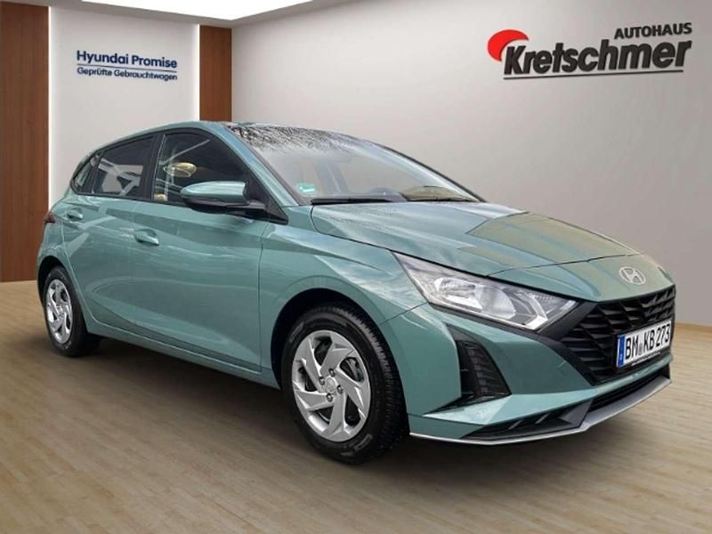 Gebraucht Hyundai i20 Select 79 PS (58 kW) 2025 Mangrove green / mic Kleinwagen