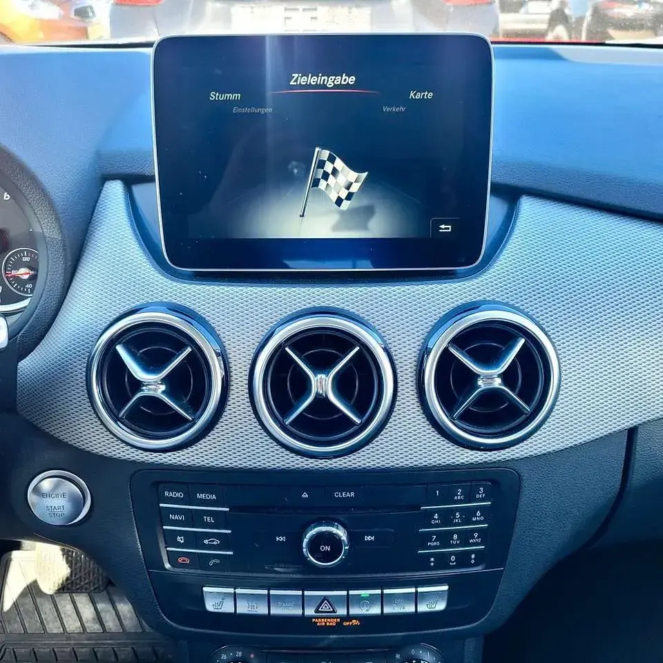 Gebraucht Mercedes B180 Style 122 PS (89 kW) 2018 Jupiterrot uni Van / Kleinbus