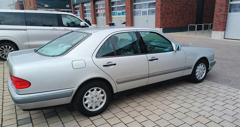 Gebraucht Mercedes E240 170 PS (125 kW) 2000 Silber Limousine