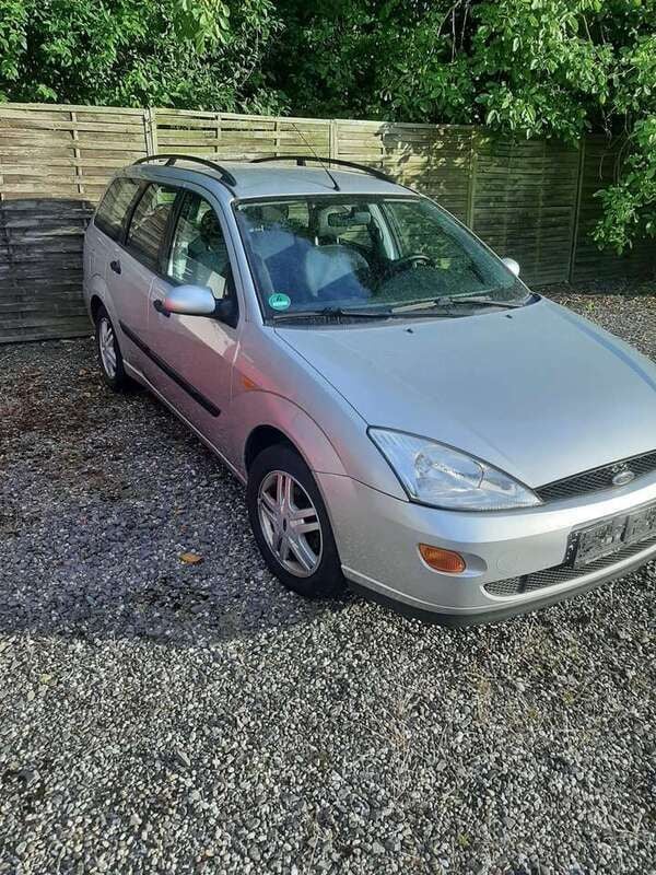 Silber Gebraucht 2001 Ford Focus Trend Limousine | 900 € (Guter Preis) - Bild 1/4