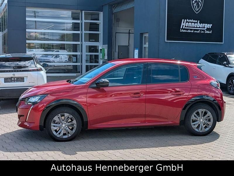Gebraucht Peugeot e-208 Allure 100 kW (136 PS) 2023 Elixir rot metallic Kleinwagen