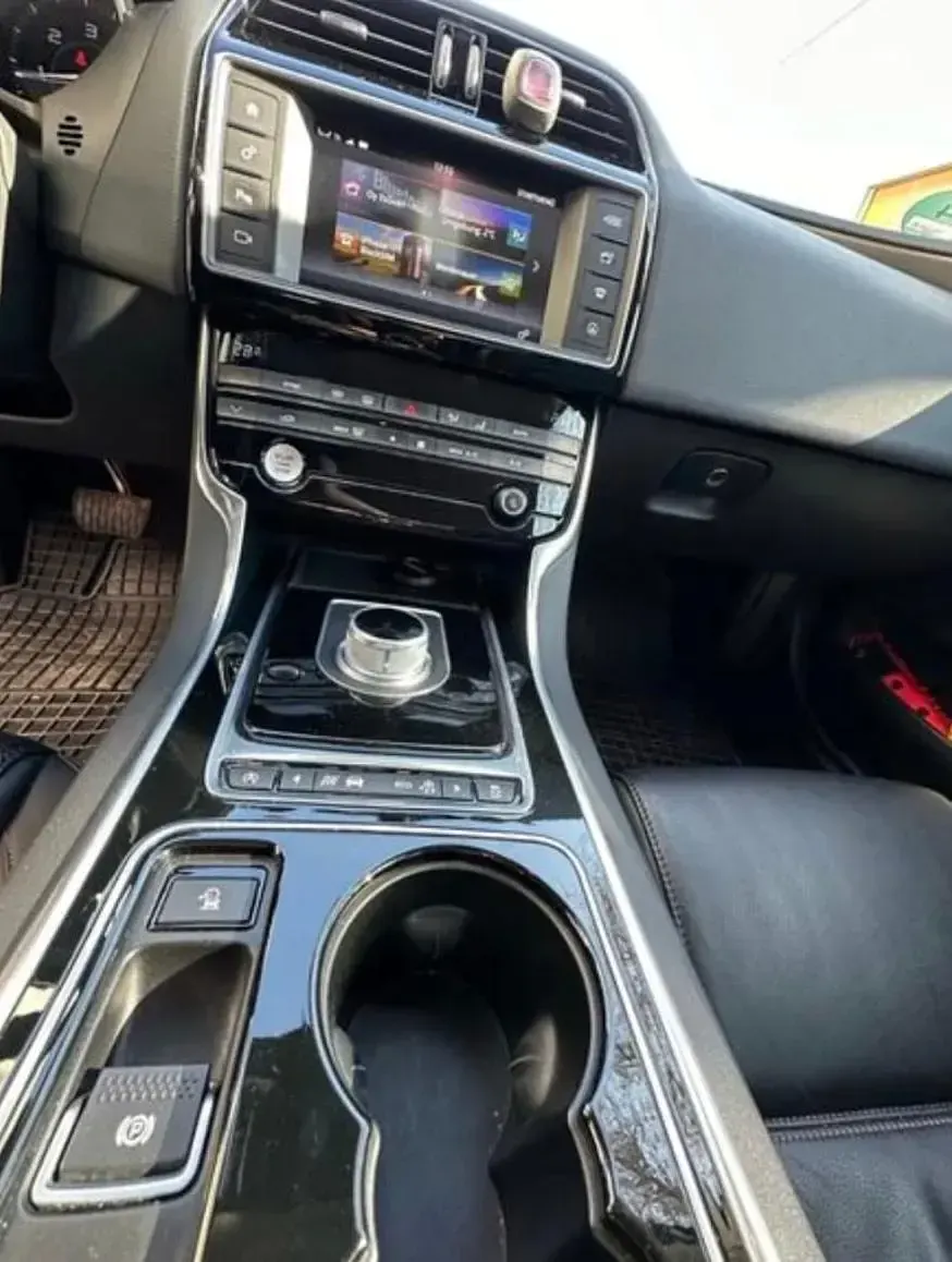 Używany Jaguar XE 132 KM (97 kW) 2016 Czarny Sedan/Limuzyna