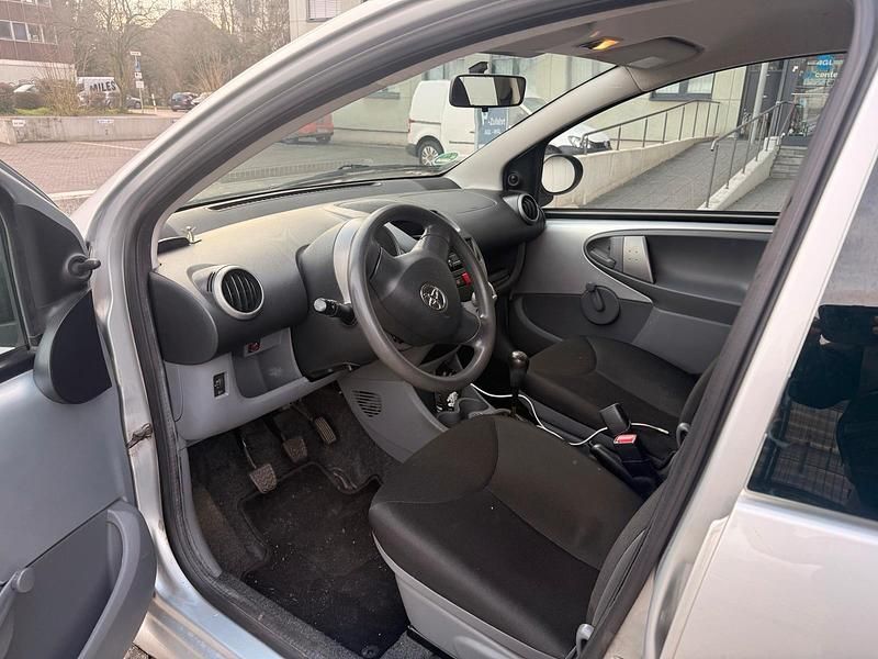 Gebraucht Toyota Aygo 68 PS (50 kW) 2011 Silber Kleinwagen