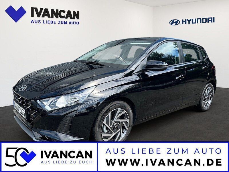 Schwarz (phantom black) Gebraucht 2025 Hyundai i20 Comfort Kleinwagen | 23.590 € (Fairer Preis) - Bild 1/4