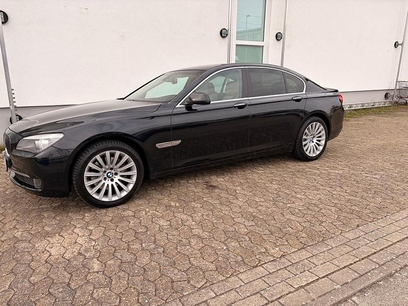 Gebraucht BMW 740 326 PS (239 kW) 2010 Schwarz Limousine