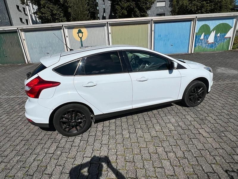Gebraucht Ford Focus 2011 Weiß Limousine