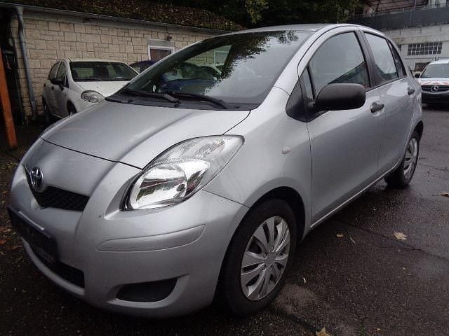 Silber Gebraucht 2009 Toyota Yaris Cool Limousine | 2.990 € (Guter Preis) - Bild 1/4