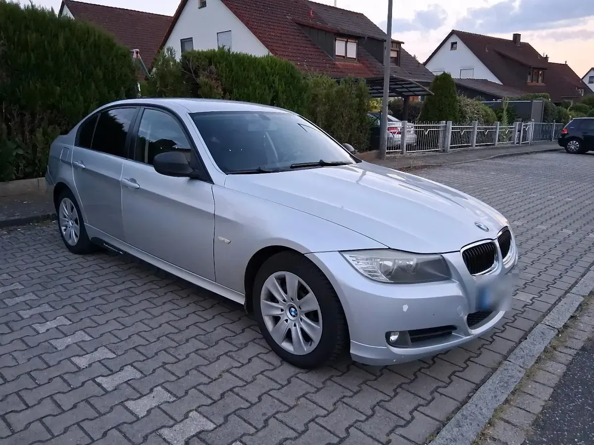 Gebraucht BMW 318 143 PS (105 kW) 2009 Silber Limousine