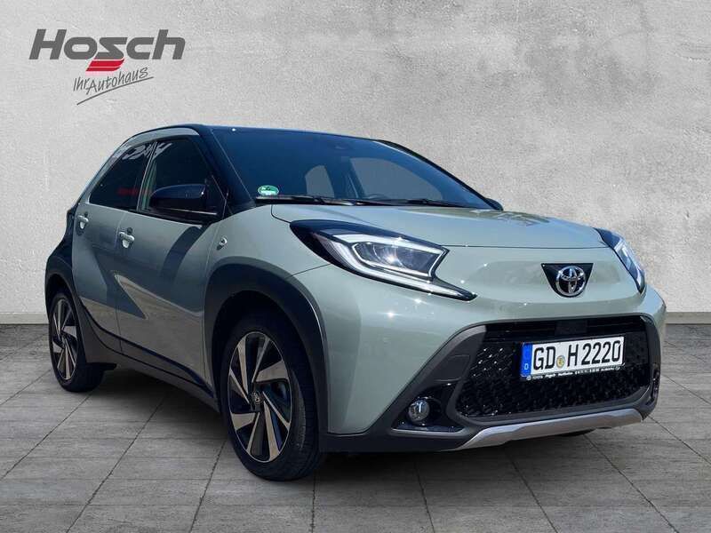 Urban khaki / black mica Gebraucht 2024 Toyota Aygo X-plore Kleinwagen | 18.490 € (Fairer Preis) - Bild 1/4