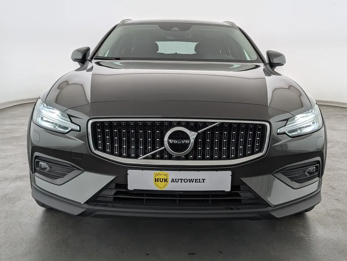 Gebraucht Volvo V60 CC Pro 197 PS (144 kW) 2022 Pine grey Kombi