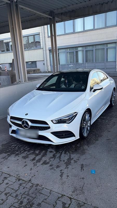 Weiß Gebraucht 2021 Mercedes CLA200 AMG line Coupé | 27.800 € (Fairer Preis) - Bild 1/3