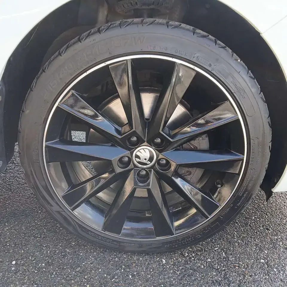 Gebraucht Skoda Rapid 105 PS (77 kW) 2015 Candyweiss Kleinwagen