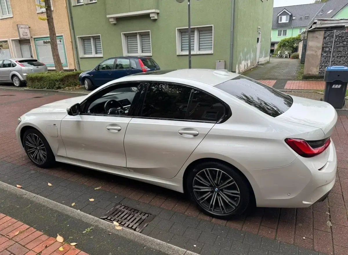 Gebraucht BMW 330e M Sport 292 PS (214 kW) 2021 Weiß Limousine