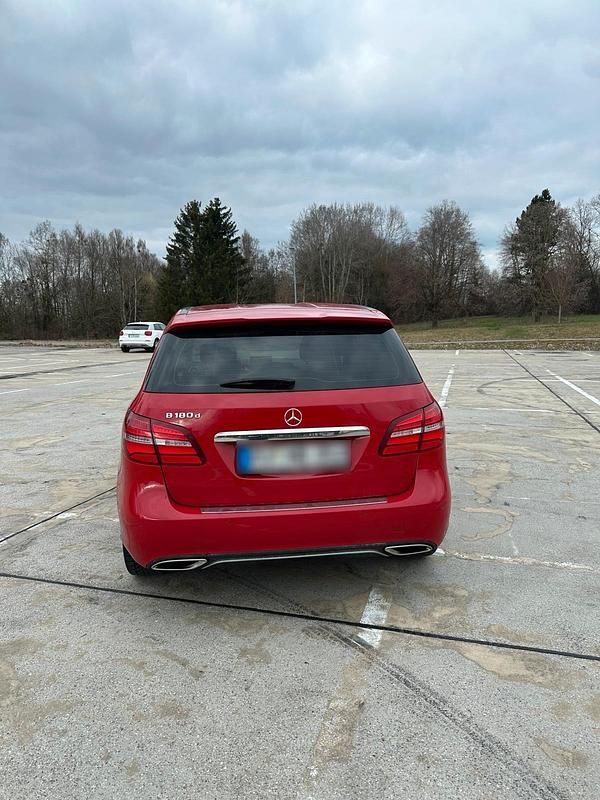 Gebraucht Mercedes B180 Style 109 PS (80 kW) 2018 Rot Kleinwagen