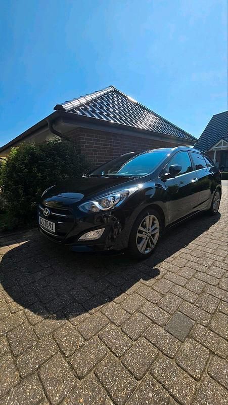 Schwarz Gebraucht 2015 Hyundai i30 Kombi | 9.950 € (Fairer Preis) - Bild 1/4