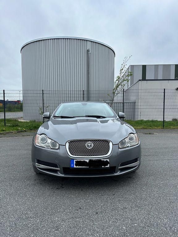 Grau Gebraucht 2008 Jaguar XF Premium Luxury Limousine | 8.990 € - Bild 1/4