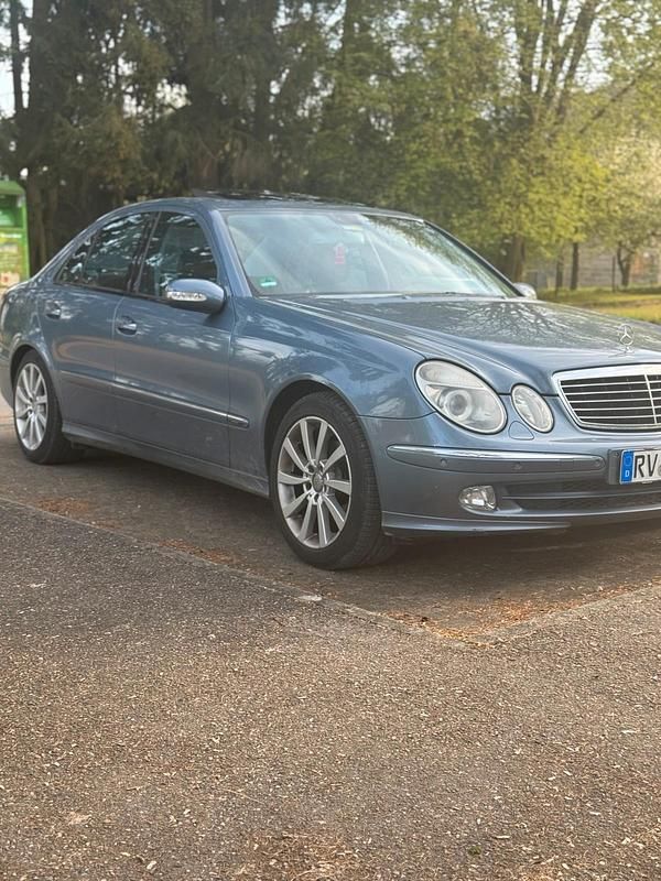 Blau Gebraucht 2002 Mercedes E220 Limousine | 3.250 € (Fairer Preis) - Bild 1/4