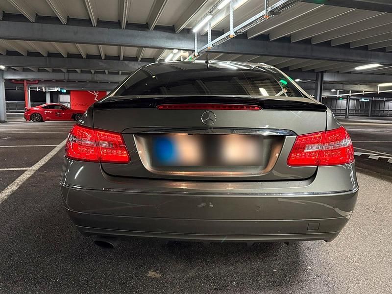 Gebraucht Mercedes E250 204 PS (150 kW) 2009 Andere farben Coupé