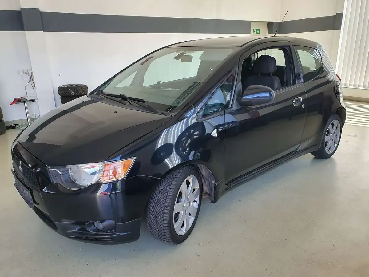Begagnad Mitsubishi Colt 95 HK (69 kW) 2012 Svart Halvkombi