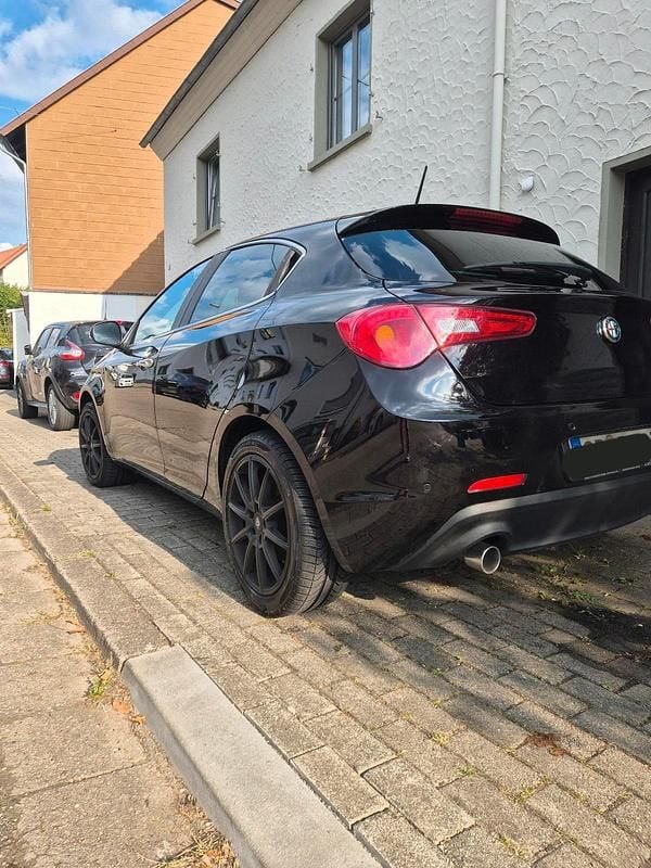 Schwarz Gebraucht 2014 Alfa Romeo Giulietta Kleinwagen | 8.800 € (Etwas zu teuer) - Bild 1/4
