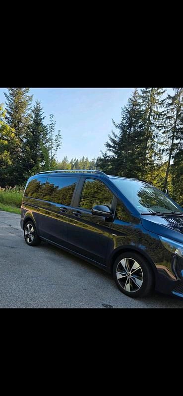 Blau Gebraucht 2022 Mercedes V220 Sport Van / Kleinbus | 48.900 € (Guter Preis) - Bild 1/4