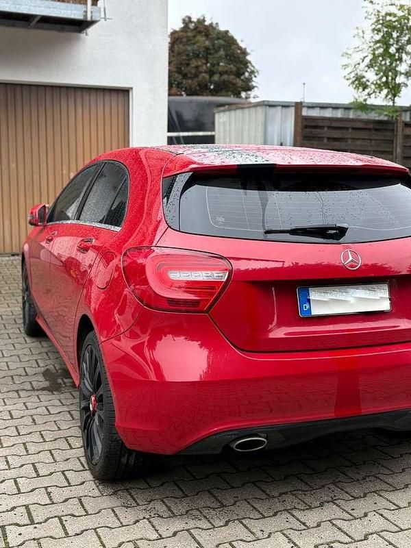 Gebraucht Mercedes A180 122 PS (89 kW) 2013 Rot Kleinwagen