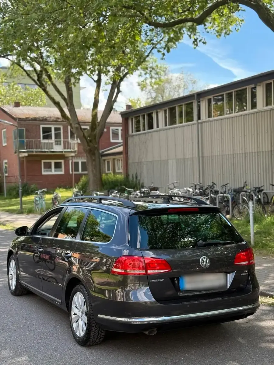 Gebraucht VW Passat 105 PS (77 kW) 2011 Grau Limousine