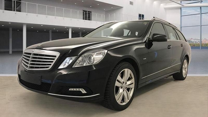 Schwarz Gebraucht 2010 Mercedes E350 Limousine | 8.900 € (Fairer Preis) - Bild 1/4