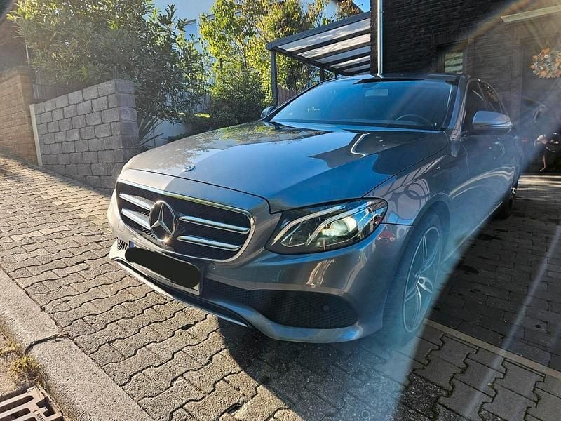 Grau Gebraucht 2019 Mercedes E220 Avantgarde Limousine | 22.700 € (Fairer Preis) - Bild 1/4