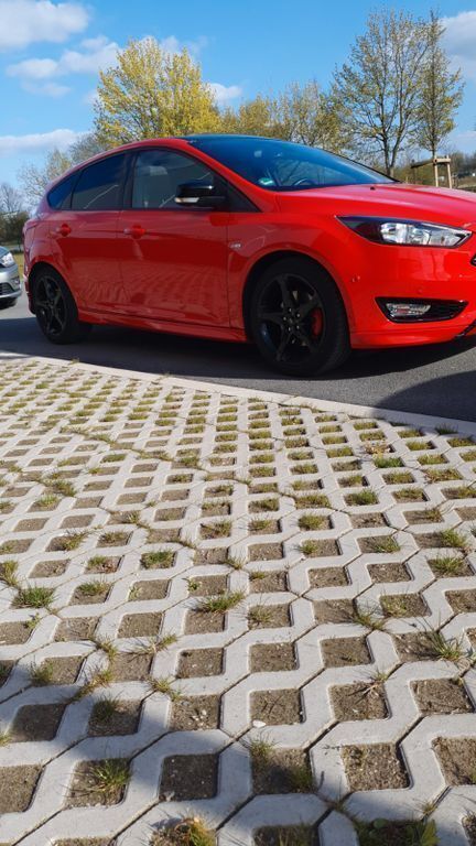 Rot Gebraucht 2017 Ford Focus ST-Line Limousine | 10.000 € (Fairer Preis) - Bild 1/4
