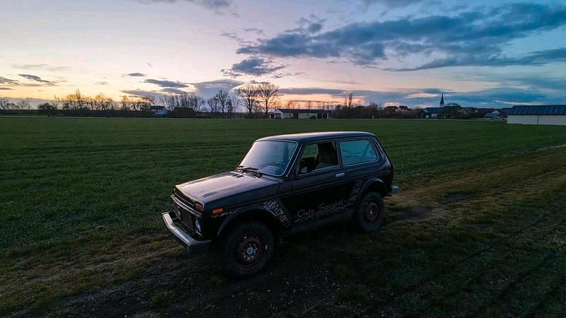 Gebraucht Lada niva 82 PS (60 kW) 2009 Rot SUV